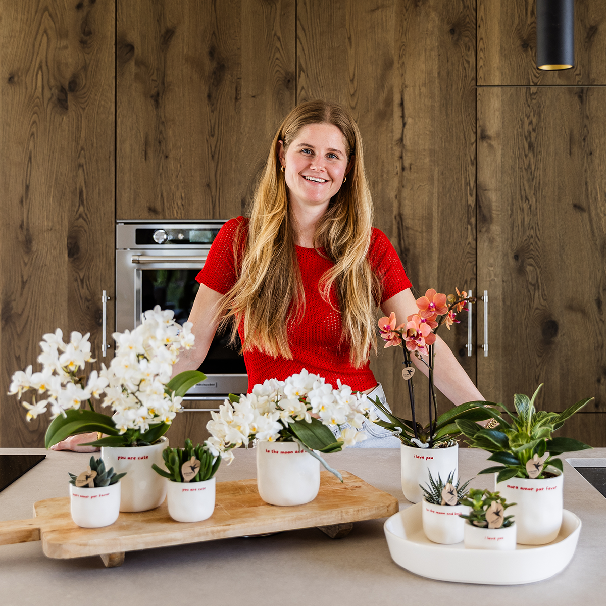 Kolibri Orchids | Gift set 'love you' | Rode Phalaenopsis orchidee Congo met groene plant in Love sierpotten op Cloud plate