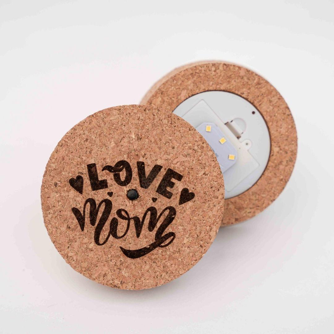 Gegraveerde LED kurk S - 'LOVE MOM'