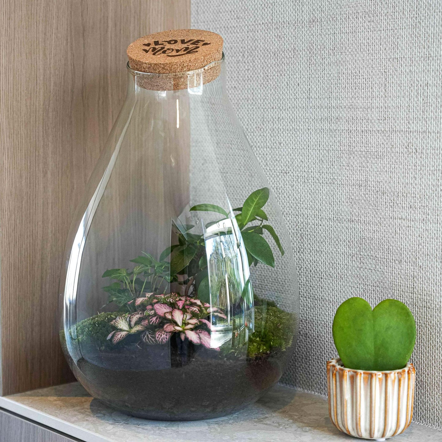 'LOVE MOM' terrarium Drop XL + gegraveerde kurk - Fles terrarium DIY kit – Ø 24 cm ↑ 37 cm - Moederdag