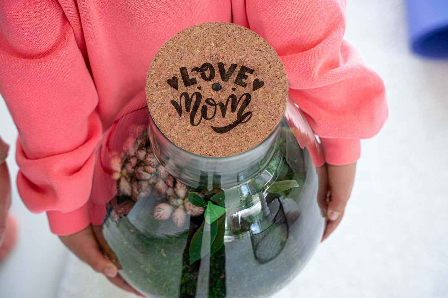'LOVE MOM' terrarium Sam + gegraveerde kurk met licht - Fles terrarium DIY kit - Ø 24.5 cm ↑ 30 cm - Moederdag