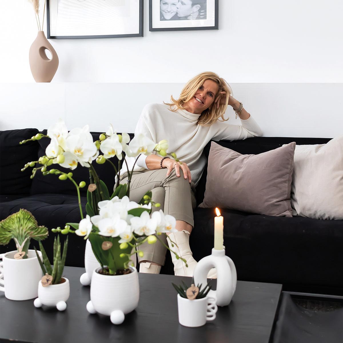 Hummingbird Home | Rolling white flower pot - white ceramic decorative pot Ø9cm